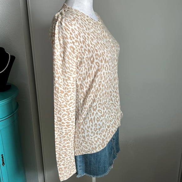 Gap Chic Women’s Lightweight Animal Print Button Up Layering Cardigan - Picture 3 of 5